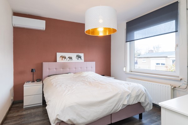 Foto - Verkocht onder voorbehoud: Rustig, aan verkeersluwe straat gelegen, goed onderhouden, half vrijstaande eengezinswoning met zolder, kelder, tuin, garage en
carport in Landgraaf